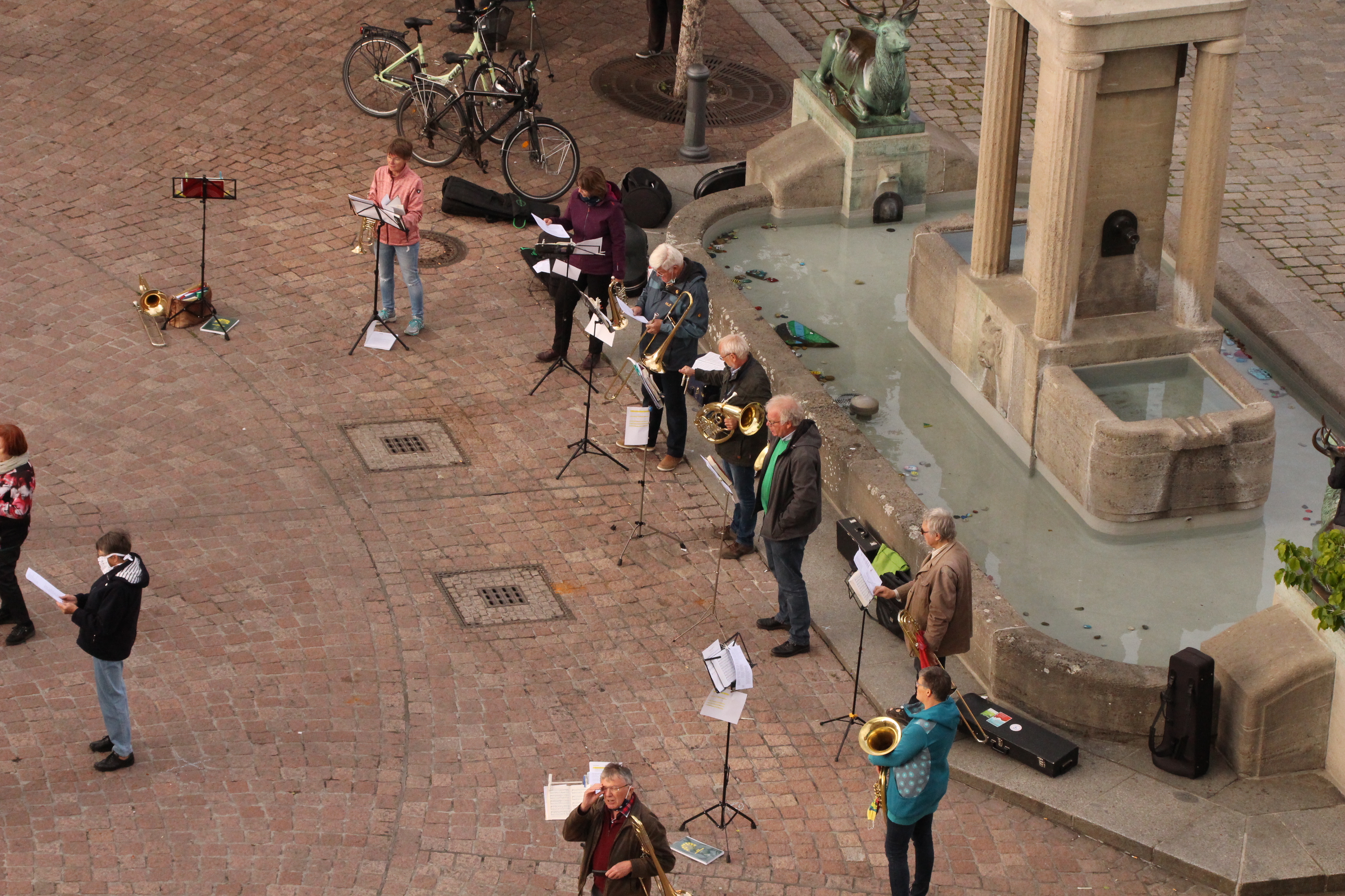 2-Meter-Wir-halten-zusammen-Singen-2.JPG