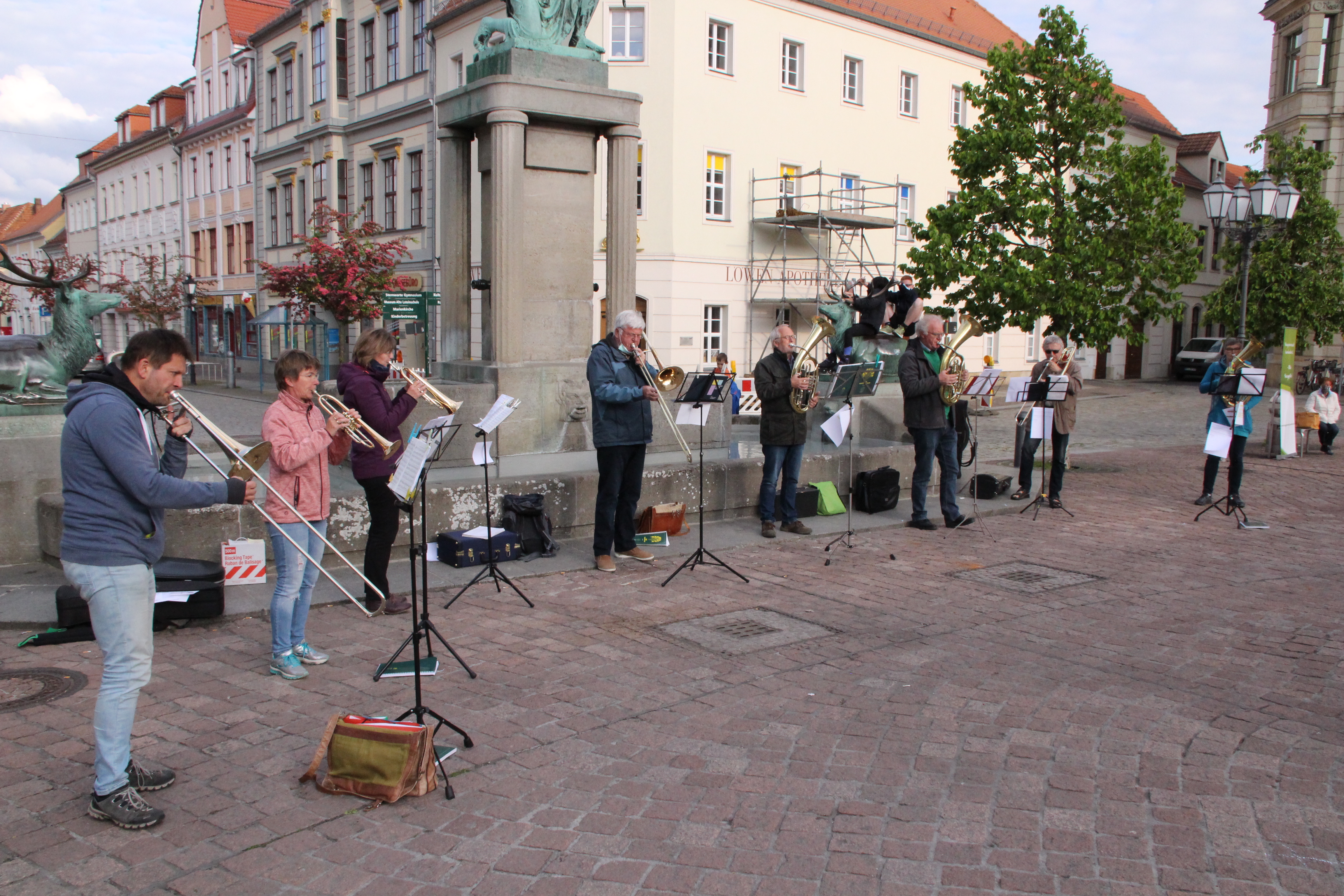 2-Meter-Wir-halten-zusammen-Singen-Posaunenchor 1.JPG
